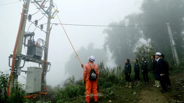 Khoảnh khắc đóng điện cho thôn Bản Giàng, xã Pa Cheo, huyện Bát Xát, tỉnh Lào Cai. (Ảnh CÔNG HẢI)