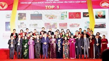 Lãnh đạo thành phố Hà Nội tặng giấy chứng nhận “Hàng Việt Nam được người tiêu dùng yêu thích” cho các doanh nghiệp trong tốp 1.