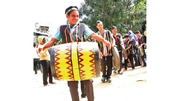 Ðồng bào Xơ Ðăng luôn “cháy” hết mình với những vũ điệu truyền thống, diễn tấu cồng chiêng trong lễ hội.