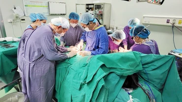 Các chuyên gia Khoa Phẫu thuật Hàm mặt-Tạo hình-Thẩm mỹ (Bệnh viện Hữu nghị Việt Ðức) thực hiện một ca mổ kỹ thuật cao. (Ảnh THÁI NGỌC)