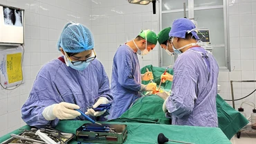 Các bác sĩ Bệnh viện Hữu nghị Việt Ðức đang thực hiện một ca mổ cấp cứu.