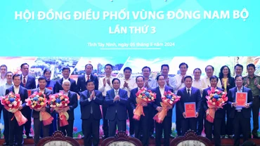 Thủ tướng Phạm Minh Chính trao Quyết định của Thủ tướng Chính phủ phê duyệt Quy hoạch vùng và Hồ sơ quy hoạch cho lãnh đạo các địa phương vùng Đông Nam Bộ.