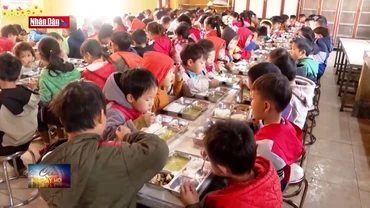 Kiểm tra chất lượng bữa ăn của học sinh bán trú vùng cao