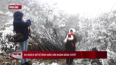 Du khách đổ về đỉnh Mẫu Sơn ngắm băng tuyết