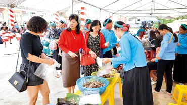 Chợ phiên Pò Hèn thu hút đông khách du lịch đến trải nghiệm.