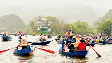 Du khách trảy hội chùa Hương xuân Giáp Thìn.