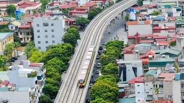 Tuyến đường sắt đô thị Nhổn-ga Hà Nội vận hành giúp hạn chế tình trạng ùn tắc giao thông các tuyến đường phía tây Hà Nội. (Ảnh THỦY NGUYÊN)