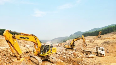 Doanh nghiệp xây dựng Xuân Trường huy động tối đa nhân lực, máy móc đẩy nhanh tiến độ thi công gói thầu XL 12, dự án thành phần đường cao tốc bắc-nam đoạn Hàm Nghi-Vũng Áng.