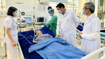 Kiểm tra công tác chăm sóc, điều trị cho người bệnh tại Bệnh viện đa khoa tỉnh Sơn La. (Ảnh QUANG MINH)