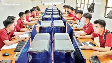 Giờ thực hành của sinh viên Trường cao đẳng Kỹ nghệ II, thành phố Thủ Ðức (Thành phố Hồ Chí Minh).