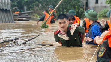 Công an tỉnh Lạng Sơn hỗ trợ người dân di chuyển đến nơi an toàn. (Ảnh CÔNG AN LẠNG SƠN)