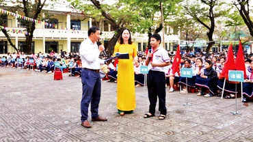 Tuyên truyền an toàn, tiết kiệm điện tại Trường tiểu học Trần Phú, thành phố Quảng Ngãi (tỉnh Quảng Ngãi) với chủ đề “Tiết kiệm điện thành thói quen”.