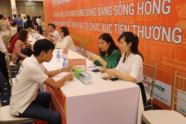 Nhà cung cấp và nhà phân phối trực tiếp gặp gỡ trao đổi tại Hội nghị kết nối giao thương giữa nhà cung cấp vùng đồng bằng sông Hồng với các doanh nghiệp xuất khẩu và tổ chức xúc tiến thương mại.