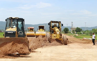 Các đơn vị thi công đường ven biển đoạn qua địa bàn tỉnh Thanh Hóa. (Ảnh MAI LUẬN)