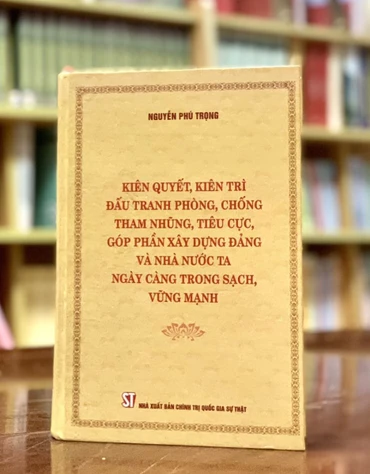 Cuốn sách "Kiên quyết, kiên trì đấu tranh phòng, chống tham nhũng, tiêu cực, góp phần xây dựng Đảng và Nhà nước ta ngày càng trong sạch, vững mạnh" của Tổng Bí thư Nguyễn Phú Trọng. (Ảnh: TTXVN) 