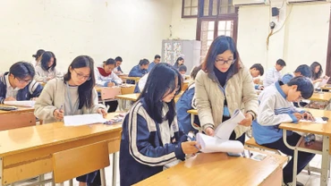 Các trường THPT ở Hà Nội tập trung cao độ hướng dẫn học sinh lớp 12 ôn thi tốt nghiệp THPT.