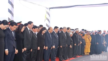 Các đồng chí lãnh đạo, nguyên lãnh đạo Đảng, Nhà nước; lãnh đạo, nguyên lãnh đạo tỉnh Quảng Ngãi; Mặt trận Tổ quốc Việt Nam và gia đình kính cẩn nghiêng mình dành một phút mặc niệm tiễn biệt nguyên Chủ tịch nước Trần Đức Lương.