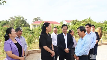 Lãnh đạo tỉnh Quảng Ngãi và Kon Tum trao đổi bên lề Hội nghị triển khai thực hiện chủ trương của Trung ương việc sáp nhập đơn vị hành chính cấp tỉnh Quảng Ngãi và Kon Tum diễn ra vào sáng 15/4 tại hội trường Huyện ủy Kon Plông (Kon Tum).