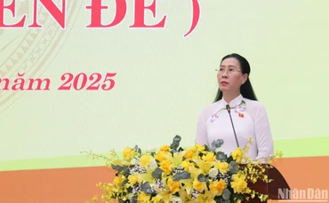 Đồng chí Bùi Thị Quỳnh Vân, Ủy viên Trung ương Đảng, Bí thư Tỉnh ủy, Chủ tịch Hội đồng nhân dân tỉnh Quảng Ngãi phát biểu tại kỳ họp.