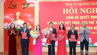 Trao quyết định và tặng hoa chúc mừng lãnh đạo Ban Tuyên giáo và Dân vận Tỉnh ủy Quảng Ngãi.