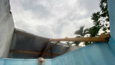 Giông lốc, mưa đá khiến nhiều nhà ở của người dân xã Ba Vì, huyện Ba Tơ (Quảng Ngãi) bị hư hỏng nặng.