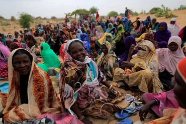 Những người tị nạn Sudan đang chờ nhận thực phẩm bổ sung từ Chương trình Lương thực Thế giới (WFP) gần biên giới giữa Sudan và Chad ở Koufroun, Chad, 11/5/2023. Ảnh: REUTERS