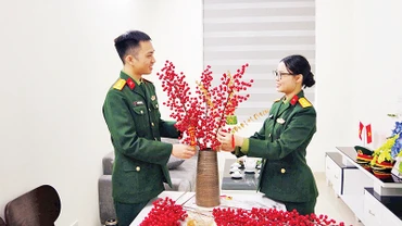 Vợ chồng Đại úy Nguyễn Việt Hưng và Trung úy Hoàng Thị Quỳnh Mai trang trí căn hộ mới đón Tết Ất Tỵ 2025.