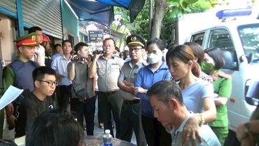 Cán bộ Cục Thi hành án dân sự TP Đà Nẵng phối hợp các lực lượng chức năng thực thi nhiệm vụ. (Ảnh CTV)