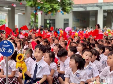 Học sinh lớp 1 Trường tiểu học Chu Văn An (Tây Hồ, Hà Nội) trong lễ khai giảng sáng 5/9/2025. (Ảnh: DUY LONG)