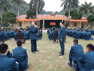 Lãnh đạo Tiểu đoàn 31, Lữ đoàn 28 (Quân chủng Phòng không-Không quân) đối thoại với chiến sĩ mới. (Ảnh ÐỨC LƯU)