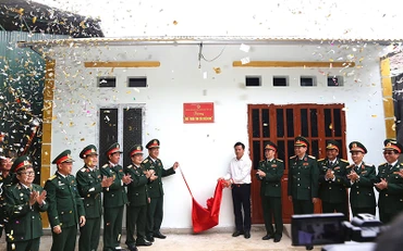 Lãnh đạo Hội Cựu chiến binh Việt Nam trao nhà "Nghĩa tình cựu chiến binh" tặng cựu chiến binh nghèo tại thôn Nà Bao, xã Minh Tâm, huyện Nguyên Bình (Cao Bằng).