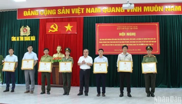 Trao tặng Bằng khen của Ủy ban nhân dân tỉnh Quảng Ngãi cho các tập thể và cá nhân, đã có thành tích xuất sắc trong công tác xây dựng phong trào toàn dân bảo vệ an ninh Tổ quốc, giai đoạn 2018-2023. 