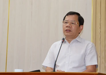 Chủ tịch Ủy ban nhân dân tỉnh Quảng Ngãi Đặng Văn Minh phát biểu kết luận tại buổi làm việc. 