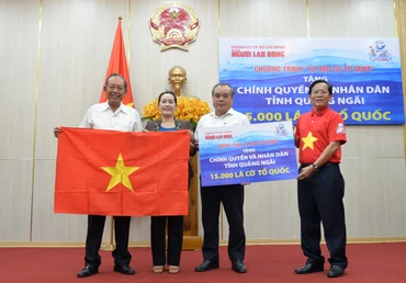 Trao tặng 15.000 lá cờ Tổ quốc cho chính quyền và nhân dân tỉnh Quảng Ngãi.
