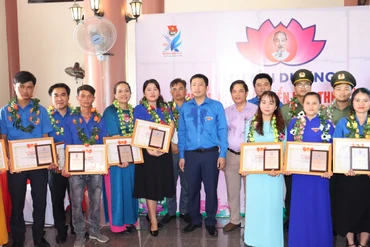 Lãnh đạo Ban Tuyên giáo Tỉnh ủy Quảng Ngãi và Tỉnh đoàn Quảng Ngãi trao Bằng khen tuyên dương các gương thanh niên tiên tiến làm theo lời Bác. 