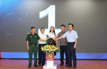 Lãnh đạo tỉnh Quảng Ngãi và đơn vị cung cấp phần mềm thực hiện nghi thức khai trương phần mềm Sổ tay đảng viên điện tử .