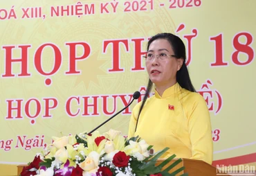 Đồng chí Bùi Thị Quỳnh Vân, Ủy viên Trung ương Đảng, Bí thư Tỉnh ủy, Chủ tịch Hội đồng nhân dân tỉnh Quảng Ngãi phát biểu tại kỳ họp. 