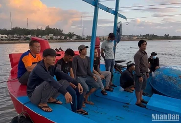 Các ngư dân Quảng Ngãi bị chìm tàu khi đang hành nghề trên biển được đưa vào bờ an toàn.