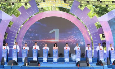 Ấn nút khai mạc Hội chợ triển lãm sản phẩm tiêu biểu của doanh nghiệp các tỉnh Tây Nguyên-Duyên hải miền trung và Thành phố Hồ Chí Minh năm 2023.