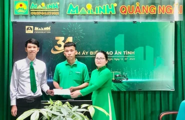 Bí thư Chi bộ và Công đoàn Công ty Mai Linh Quảng Ngãi tuyên dương, khen thưởng tài xế Đặng Văn Nghiêm. (Ảnh: Công ty Mai Linh Quảng Ngãi cung cấp). 