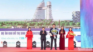 Lãnh đạo tỉnh Quảng Ngãi trao quyết định chủ trương đầu tư, chấp thuận nhà đầu tư cho đại diện lãnh đạo Công ty TNHH đầu tư kinh doanh bất động sản NHSLAND.
