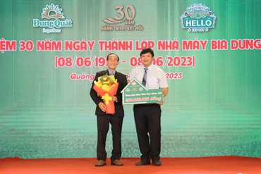 Lãnh đạo Nhà máy Bia Dung Quất trao biểu trưng tặng 200 triệu đồng hỗ trợ xây dựng nhà đại đoàn kết cho người nghèo Quảng Ngãi.