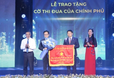 Lãnh đạo Tập đoàn Dầu khí Việt Nam và tỉnh Quảng Ngãi trao Cờ thi đua của Chính phủ cho lãnh đạo BSR. 