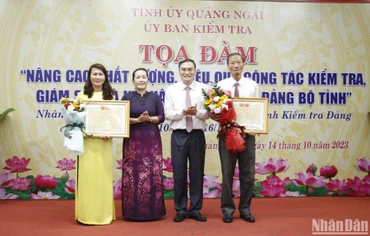 Trao Bằng khen của Ủy ban Kiểm tra Trung ương cho 2 cá nhân có thành tích đóng góp tích cực cho ngành Kiểm tra Đảng.