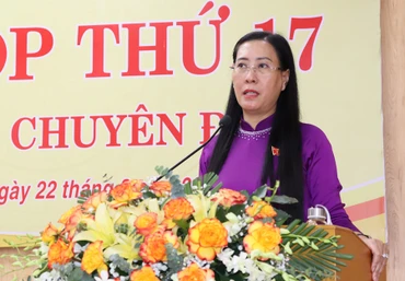 Đồng chí Bùi Thị Quỳnh Vân, Ủy viên Trung ương Đảng, Bí thư Tỉnh ủy, Chủ tịch Hội đồng nhân dân tỉnh Quảng Ngãi phát biểu bế mạc kỳ họp.