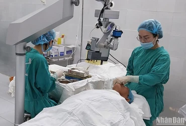 Bệnh nhân nghèo Quảng Ngãi được các bác sĩ phẫu thuật thay thủy tinh thể bằng phương pháp Phaco.