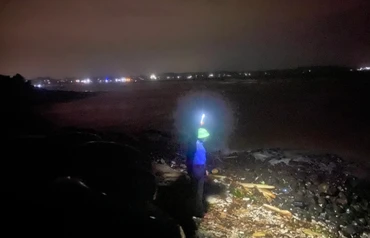 Lực lượng chức năng xuyên đêm tìm kiếm thi thể ngư dân Bùi Thu bị mất tích khi hành nghề câu thúng trên vùng biển huyện Bình Sơn (Quảng Ngãi).