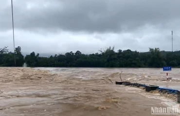 Cầu Sông Rin (cũ) nằm trên địa bàn huyện miền núi Sơn Hà (Quảng Ngãi) bị nước lũ phong tỏa.