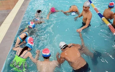 Một lớp dạy kỹ năng bơi và phòng, chống đuối nước cho trẻ em tại quận Hai Bà Trưng, Hà Nội. (Ảnh: THU HÀ)