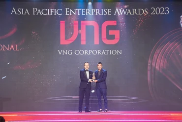 Phó Tổng giám đốc VNG Kelly Wong (bên phải) tại Lễ trao giải APEA 2023.